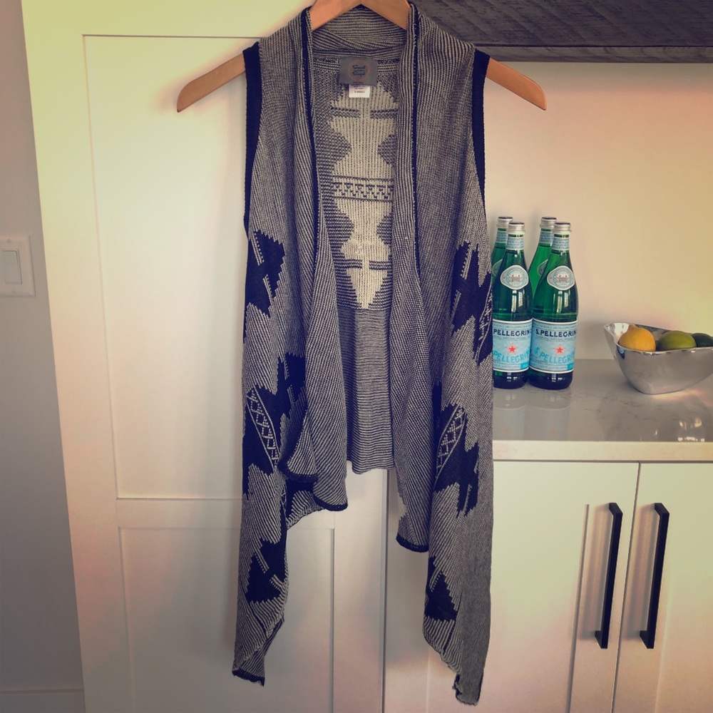 Super cute Aztec print sweater.